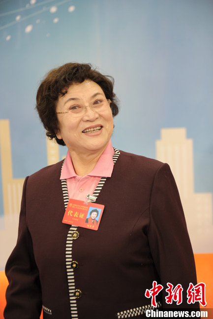 刘兰芳做客中新网视频访谈现场即兴秀评书