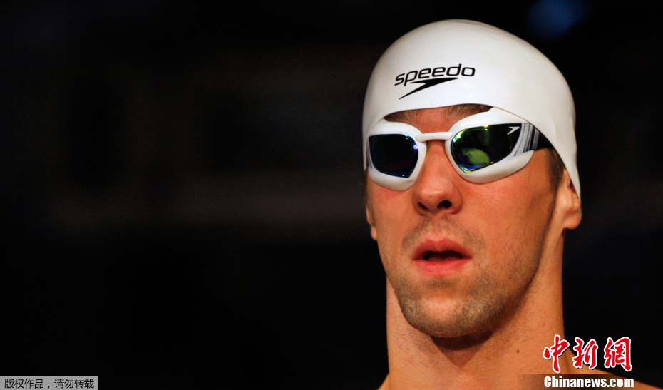 菲尔普斯展示新款泳装尽显完美身材