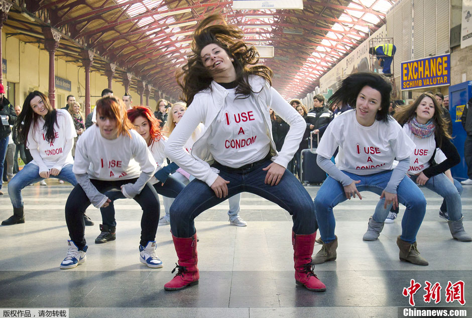 罗马尼亚快闪族街头热舞呼吁使用安全套