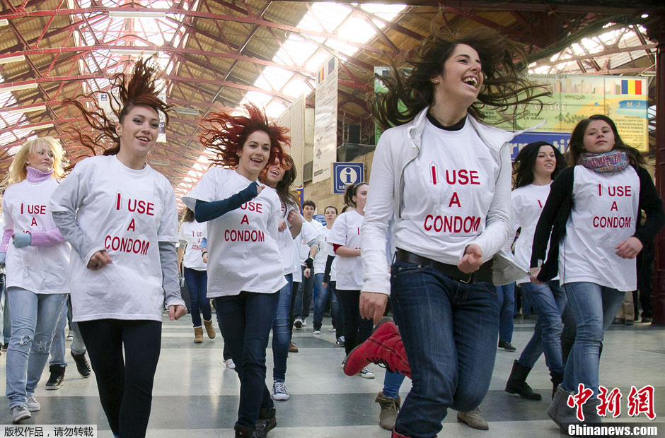 罗马尼亚快闪族街头热舞呼吁使用安全套
