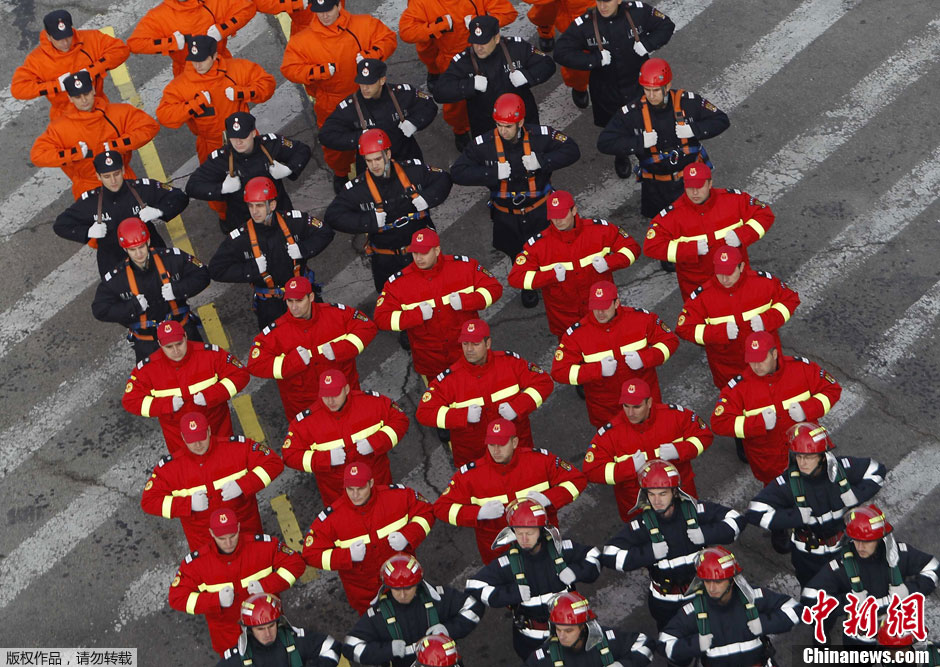 罗马尼亚举行国庆阅兵仪式