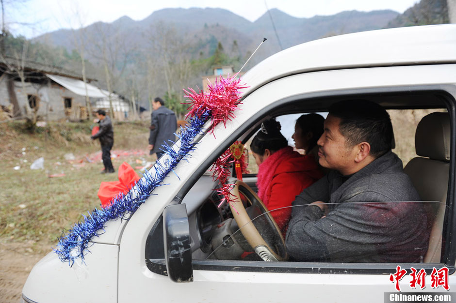 大巴山深处讨价还价的原生态婚礼