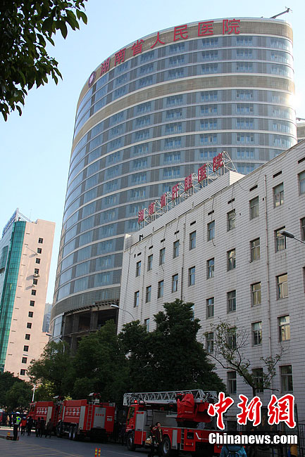 湖南省人民医院在建医疗楼顶层起火