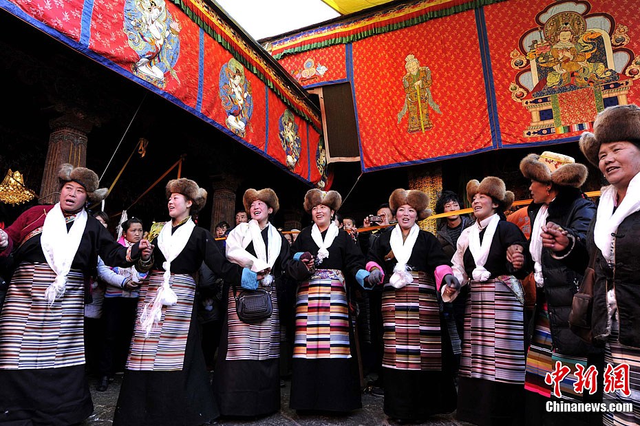 西藏民众欢庆吉祥天母节