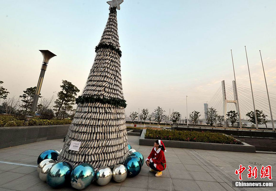 千余废弃矿泉水瓶搭成环保圣诞树46