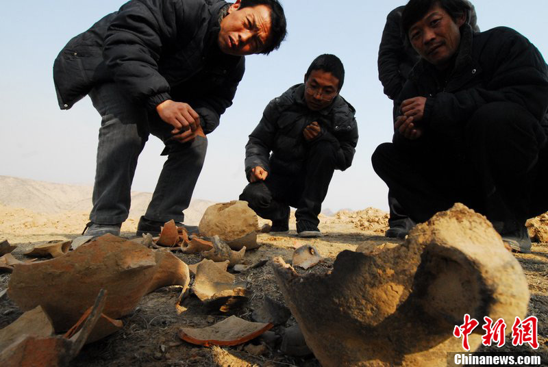 兰州200多人疯狂盗墓400村民围山抓贼23