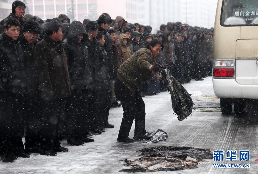 金正日遗体告别仪式举行朝鲜民众衣物遮路防车辆打滑
