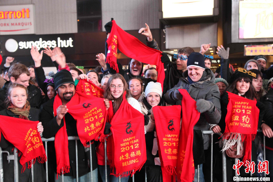 万条中国红围巾风靡纽约时报广场新年狂欢