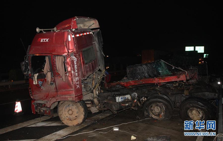 沪昆高速湖南段发生车祸13人遇难