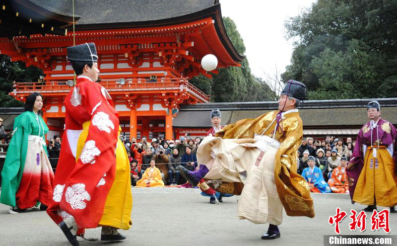 日本京都上演传统蹴鞠比赛展示文化底蕴