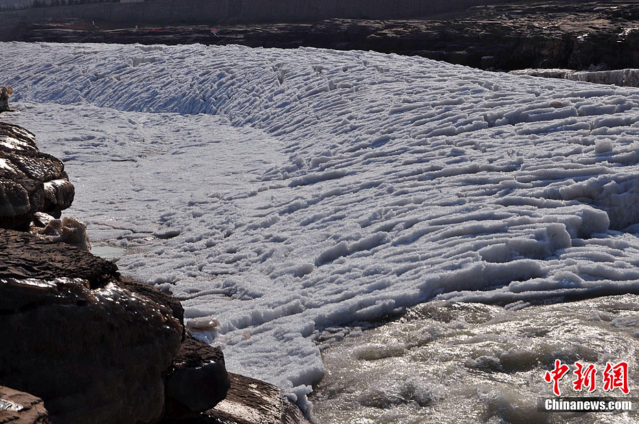 黄河壶口瀑布形成天然冰桥景观