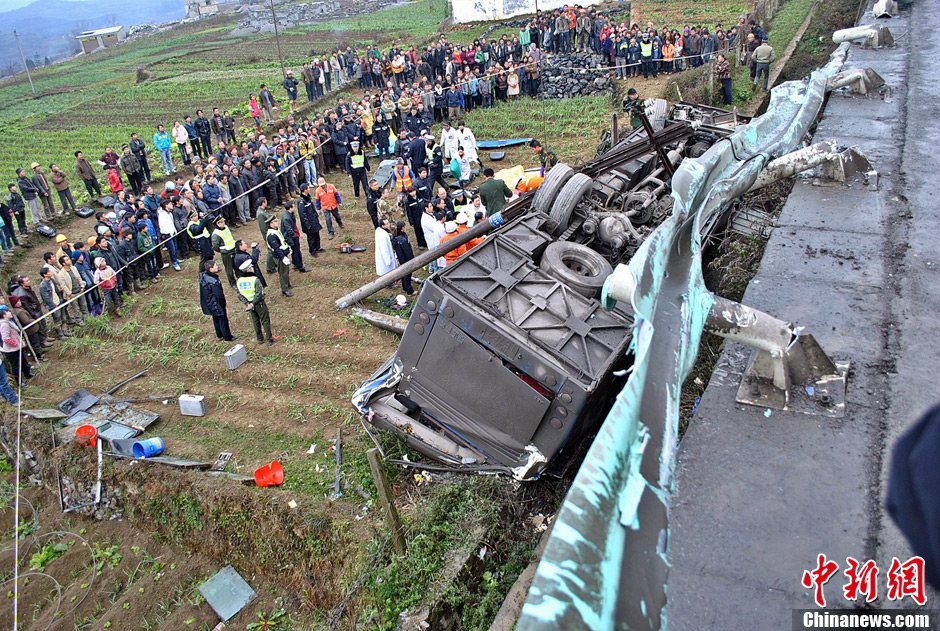 载47人大客车贵毕公路大方段遇车祸致4死41伤