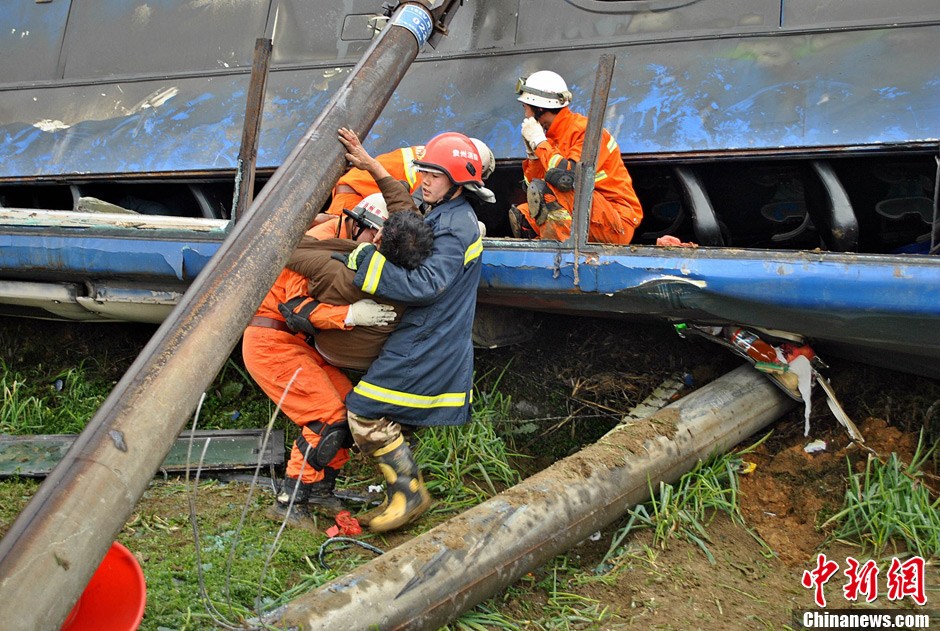 载47人大客车贵毕公路大方段遇车祸致4死41伤