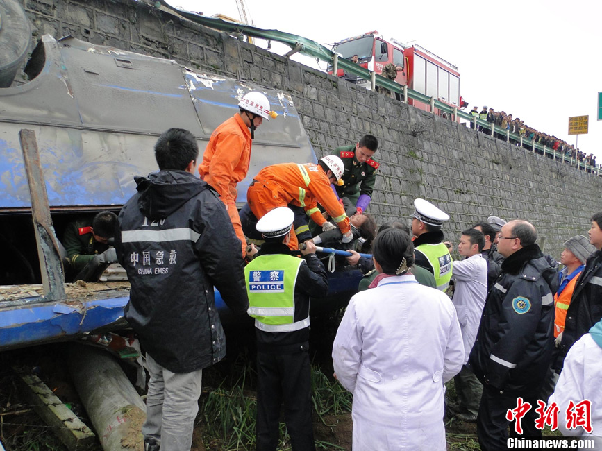 载47人大客车贵毕公路大方段遇车祸致4死41伤