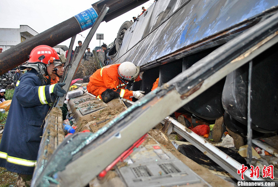 载47人大客车贵毕公路大方段遇车祸致4死41伤