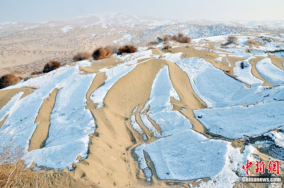 新疆博湖沙漠降雪相映成趣