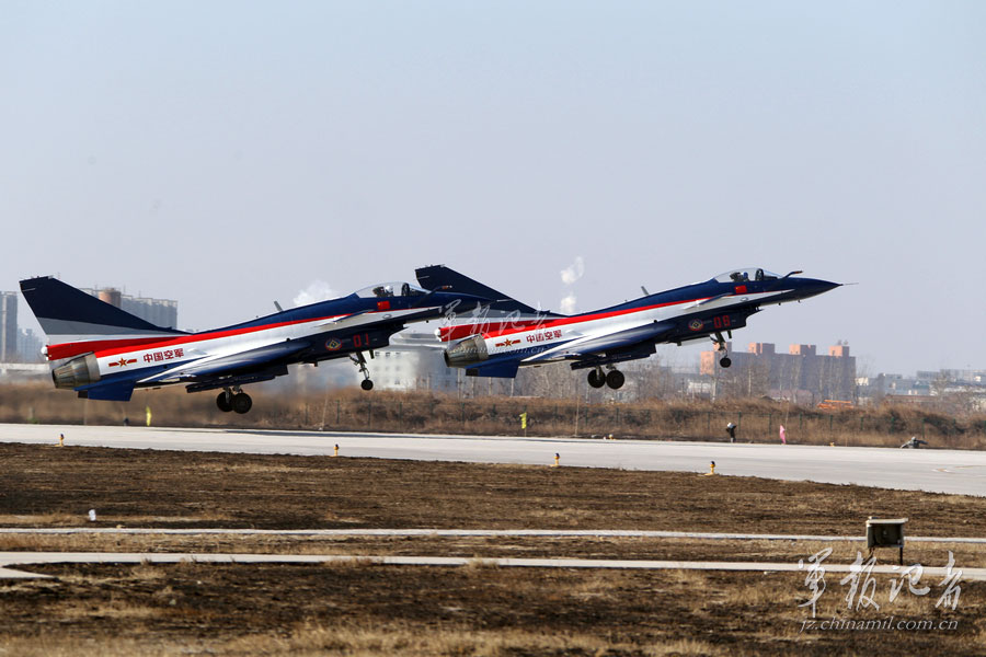 八一飞行表演队组织战斗特技飞行训练810