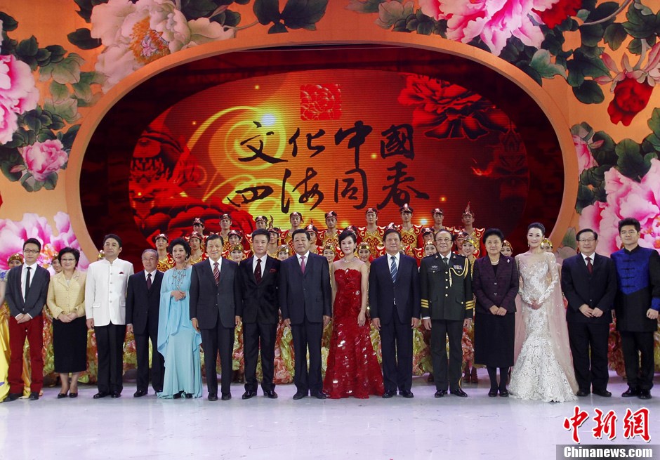 贾庆林出席观看“四海同春”2012全球华侨华人新春晚会