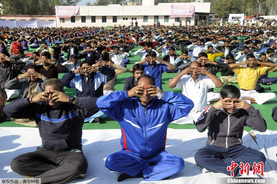 160万印度民众齐做瑜伽 欲创吉尼斯纪录