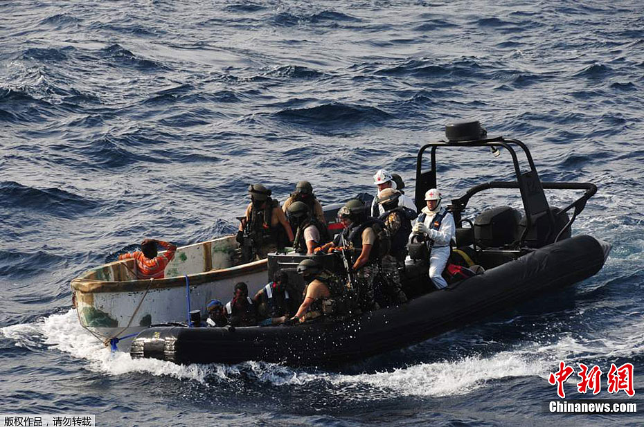 西班牙海军印度洋上击退海盗袭击