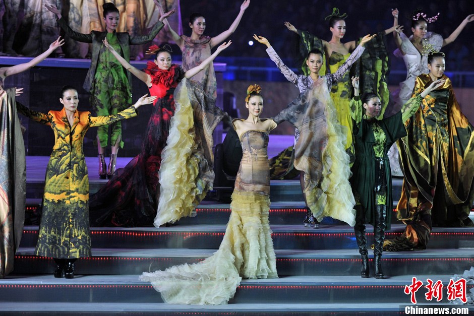 btv环球春晚全球明星齐献艺模特t台走秀成亮点