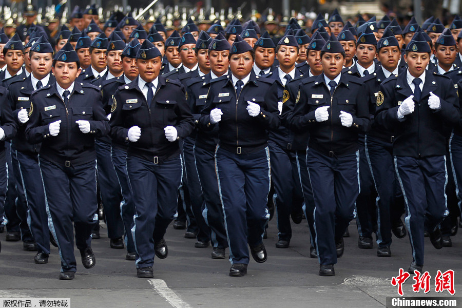 墨西哥城举行警察游行拉近警民关系
