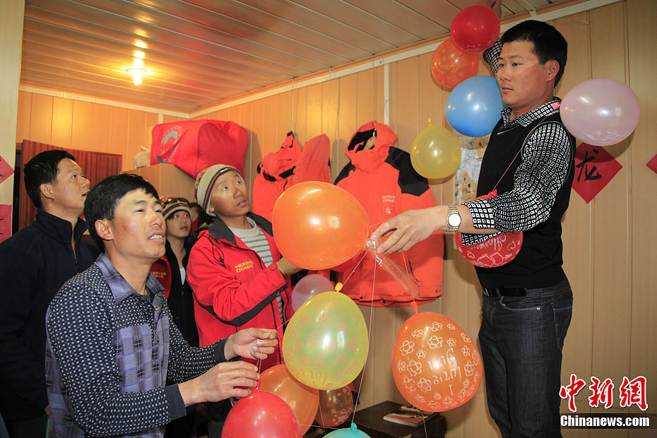 中俄印三国考察队员在南极共庆中国春节
