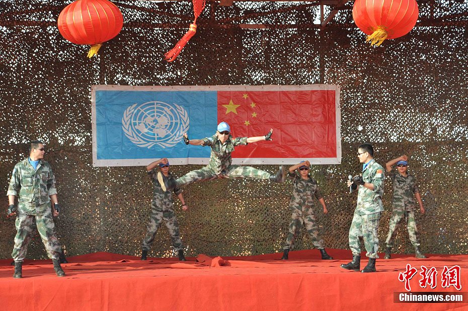 中国首批赴南苏丹维和部队举行迎新年联欢会