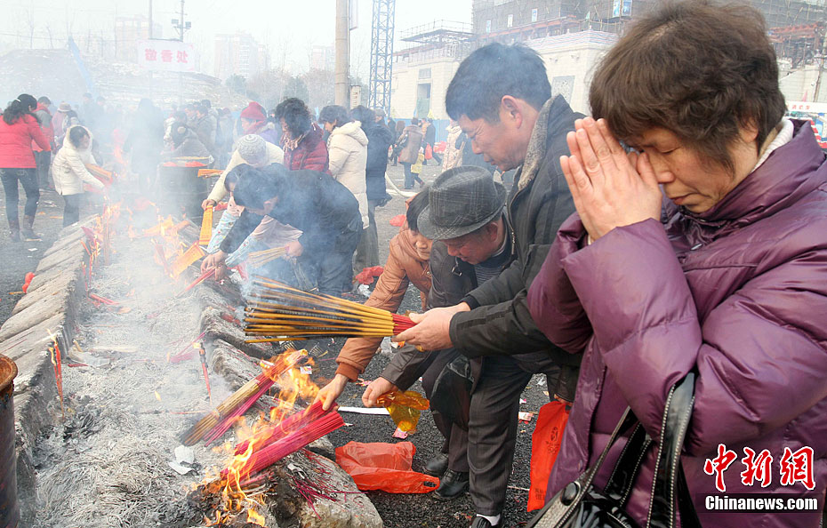 武汉市民龙年争烧新年头炷香