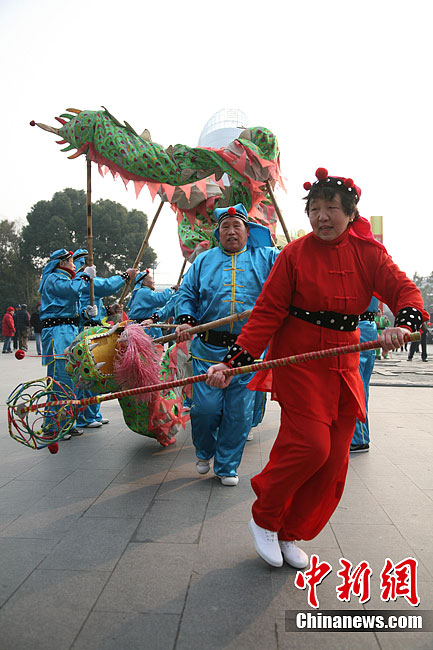 农历大年初一 杭城居民舞起长龙庆新年