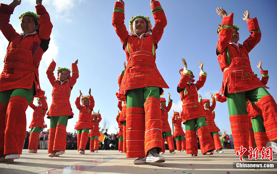 云南少数民族欢歌起舞庆新春