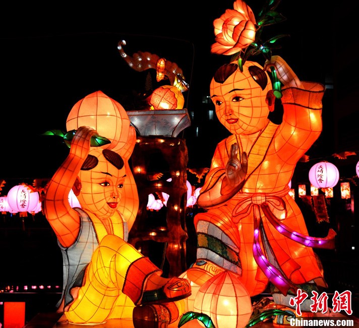 日本长崎万盏灯笼欢庆中国春节