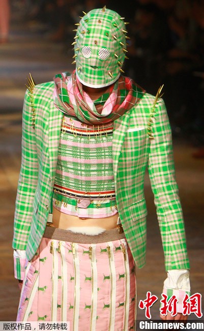 怪异服装秀亮相巴黎时装周