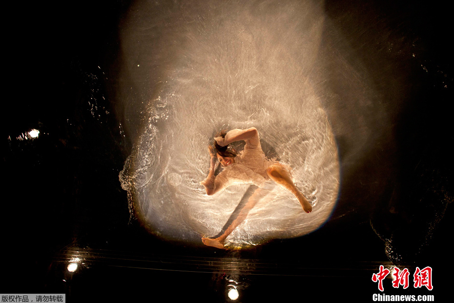 以色列上演水中舞蹈美轮美奂令人窒息