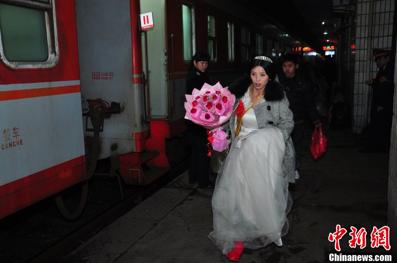 ���ﴩ��ɴ���𳵻��ż� ��·��Χ��ף�� 