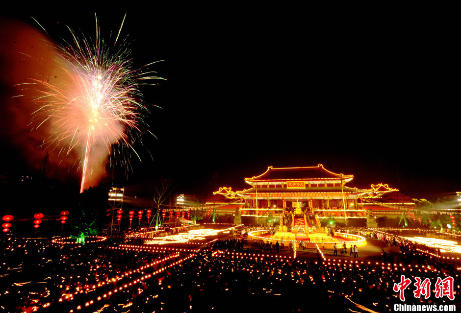 峨眉山万盏明灯供普贤祈福活动吸引上万民众