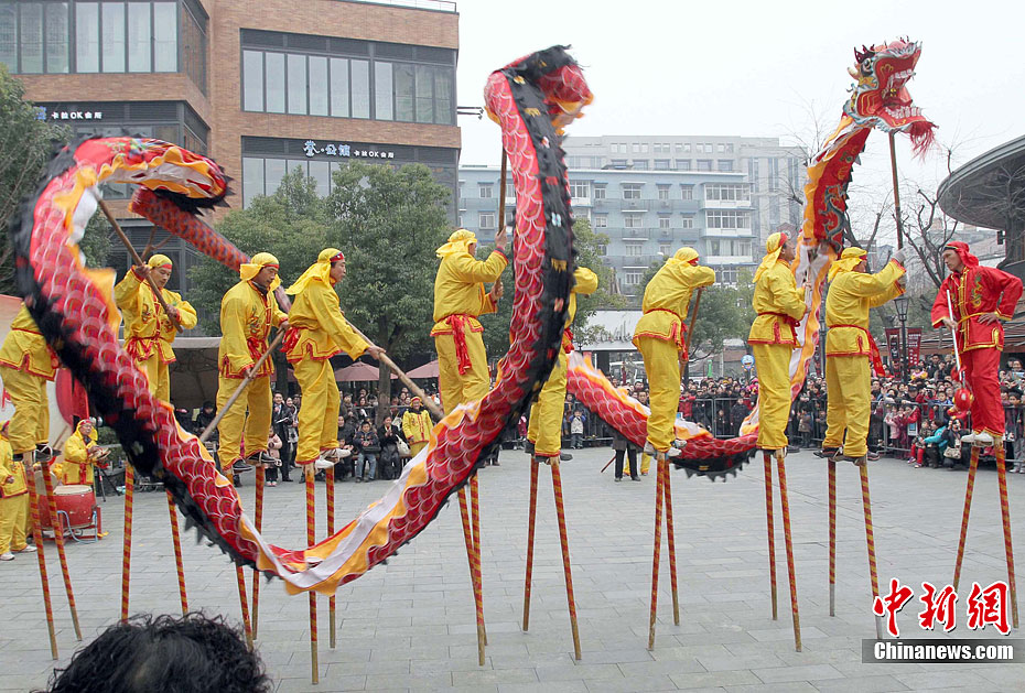 高跷舞龙闹元宵