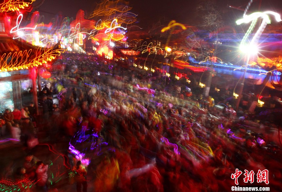 当日是元宵节,数十万民众前来观灯赏灯.