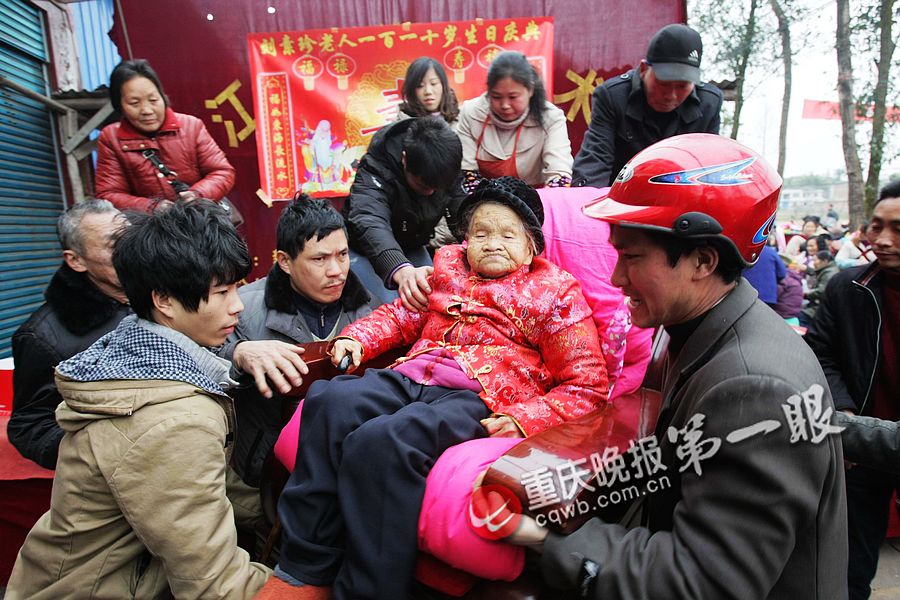 110岁人瑞五代同堂32名儿孙为其摆三百余桌寿宴