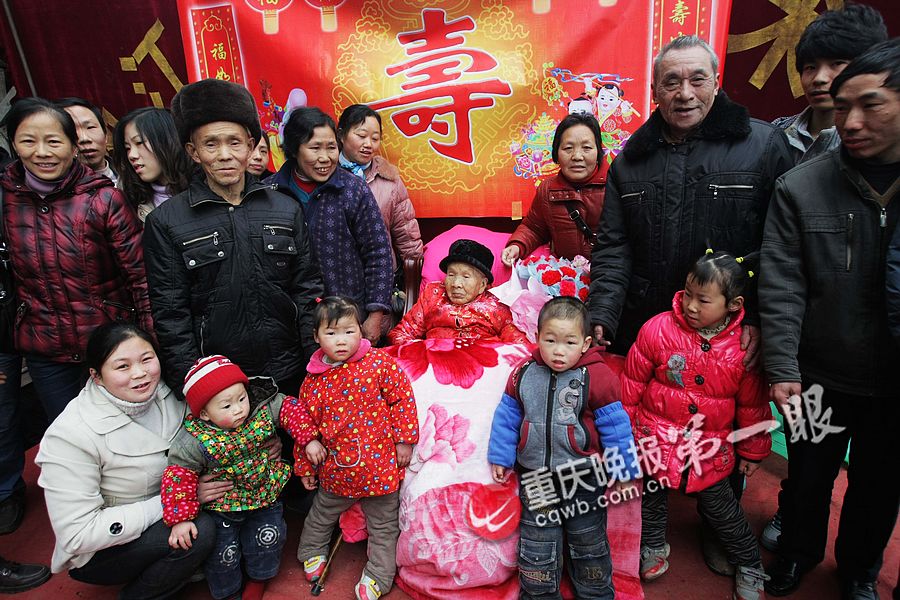 110岁人瑞五代同堂32名儿孙为其摆三百余桌寿宴