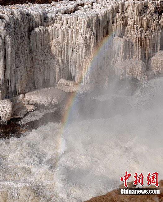 黄河壶口出现冰桥景观