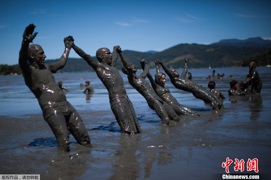 巴西举行泥浴狂欢脏并快乐着
