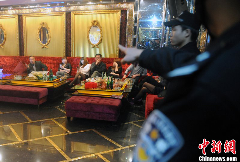 广东佛山警方突击清查夜总会