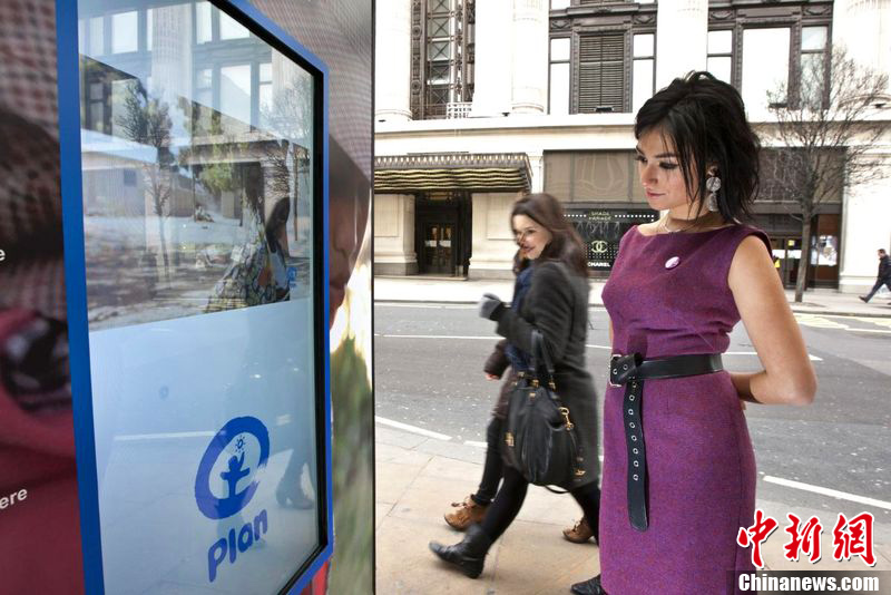 �׶ع���վ�����ܹ���� ����Ů����ʾ����