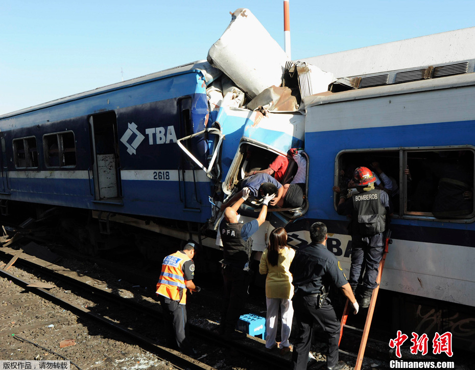 阿根廷一城铁列车出轨已致49死600余伤