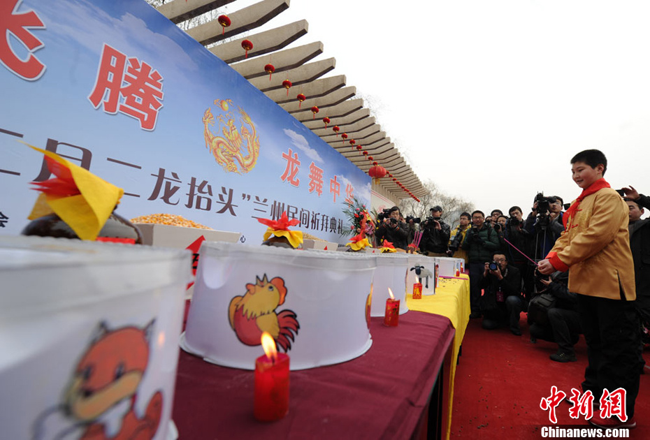 ���������С����¶���̧ͷ������