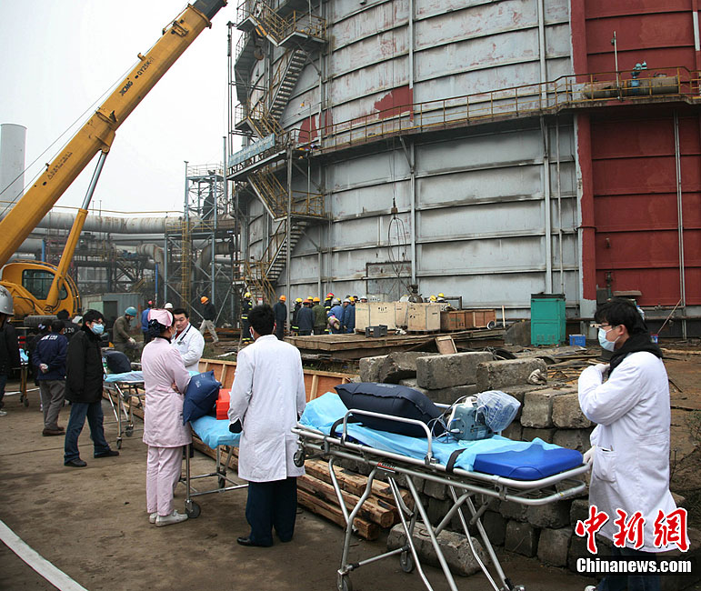 南京梅山钢铁厂煤气泄漏造成13人中毒