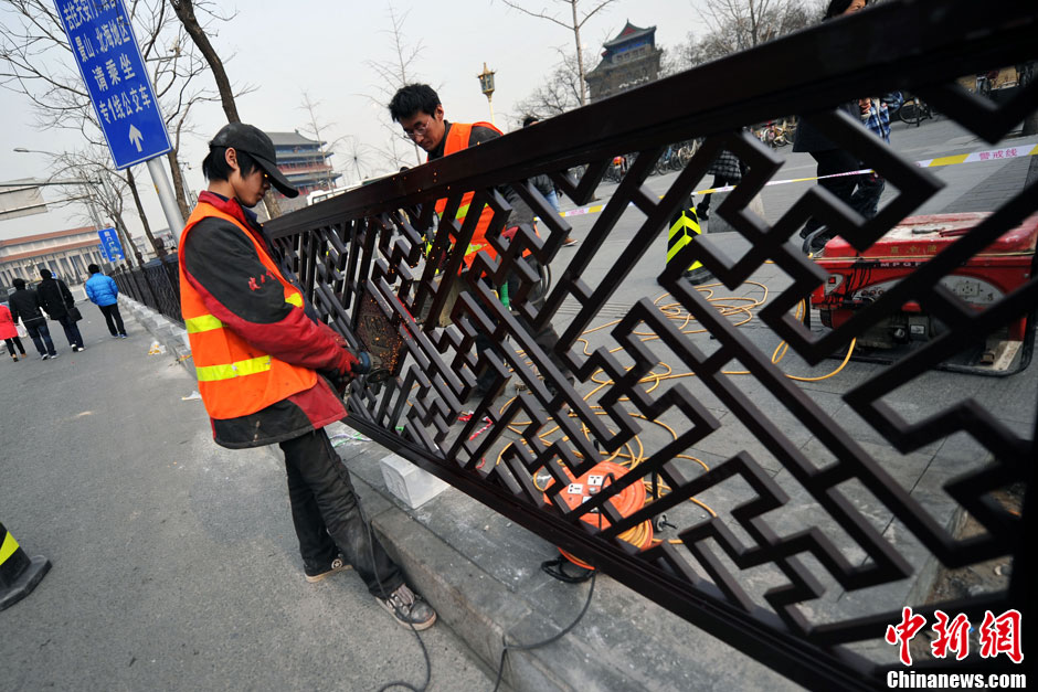 北京前门大栅栏商业街开始更换护栏