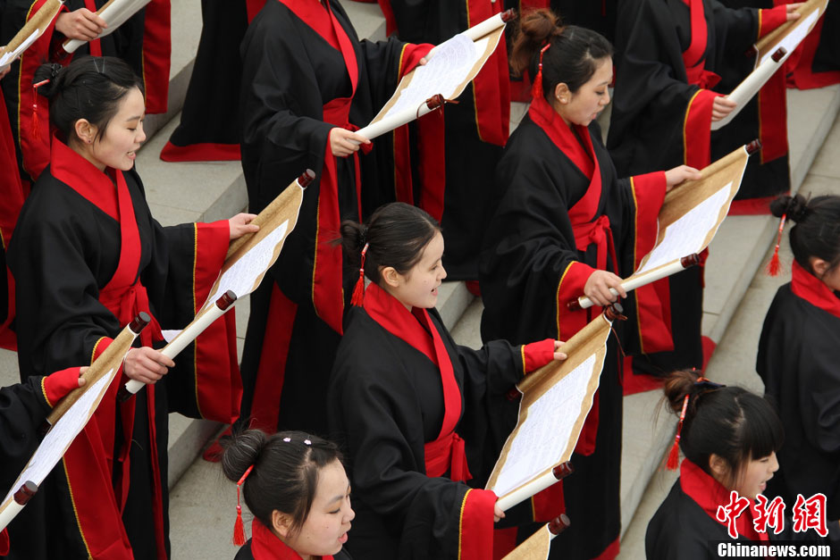 西安汉服爱好者诵读经典弘扬传统文化