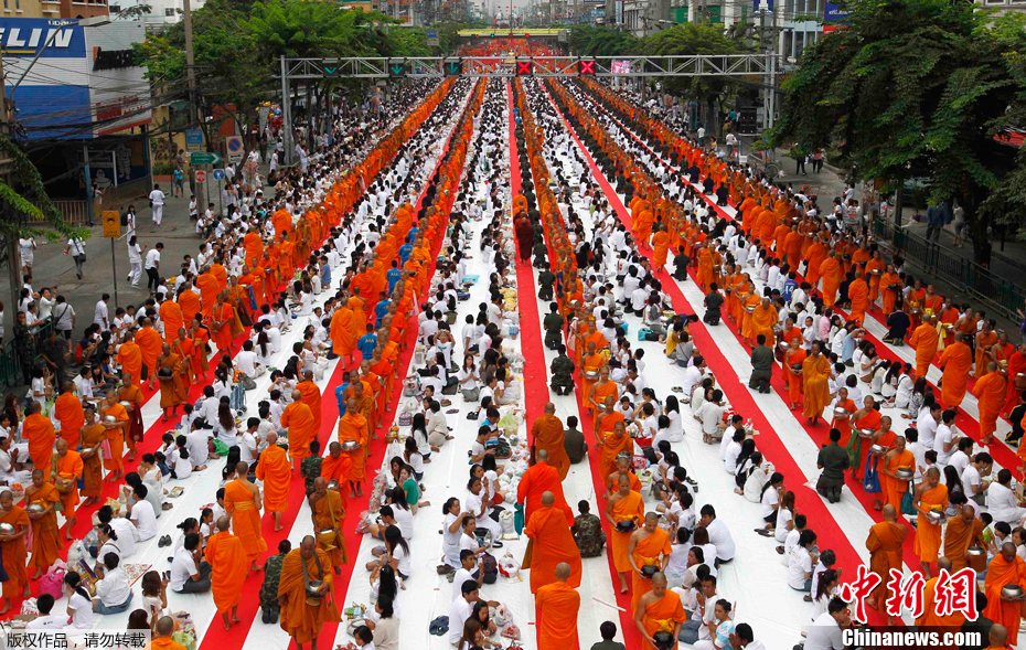 泰国僧人街头化缘 纪念释迦摩尼诞辰2600周年